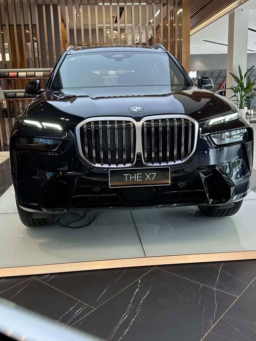 宝马x7黑色好还是白色好 宝马x7什么颜色最好看只选择一个