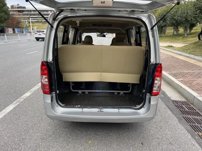 【五菱荣光v七座报价及图片,五菱荣光7座汽车2021年新款】