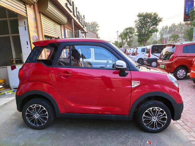 鸿曰电动四轮车多少钱(鸿日电动四轮车好吗)